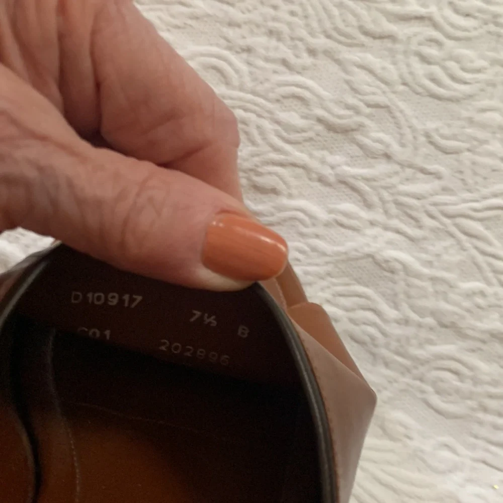 COLE HANN COUNTRY NEVER WORN/NWOTS SLIDE SZ 7 1/2 COGNAC/BLACK 1 1/2” HEEL - Picture 10 of 10